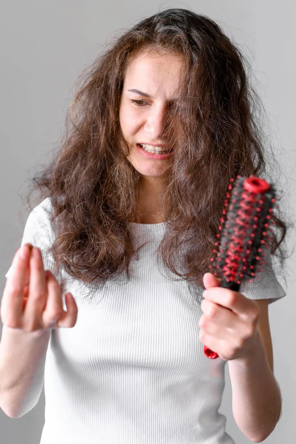 Caída del cabello y picor: Principales causas y soluciones