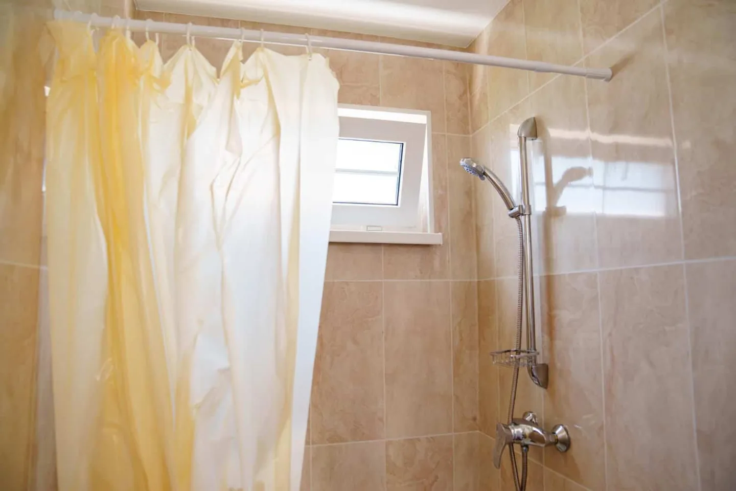 Cortina de baño objeto que almacena gérmenes y bacterias en el hogar