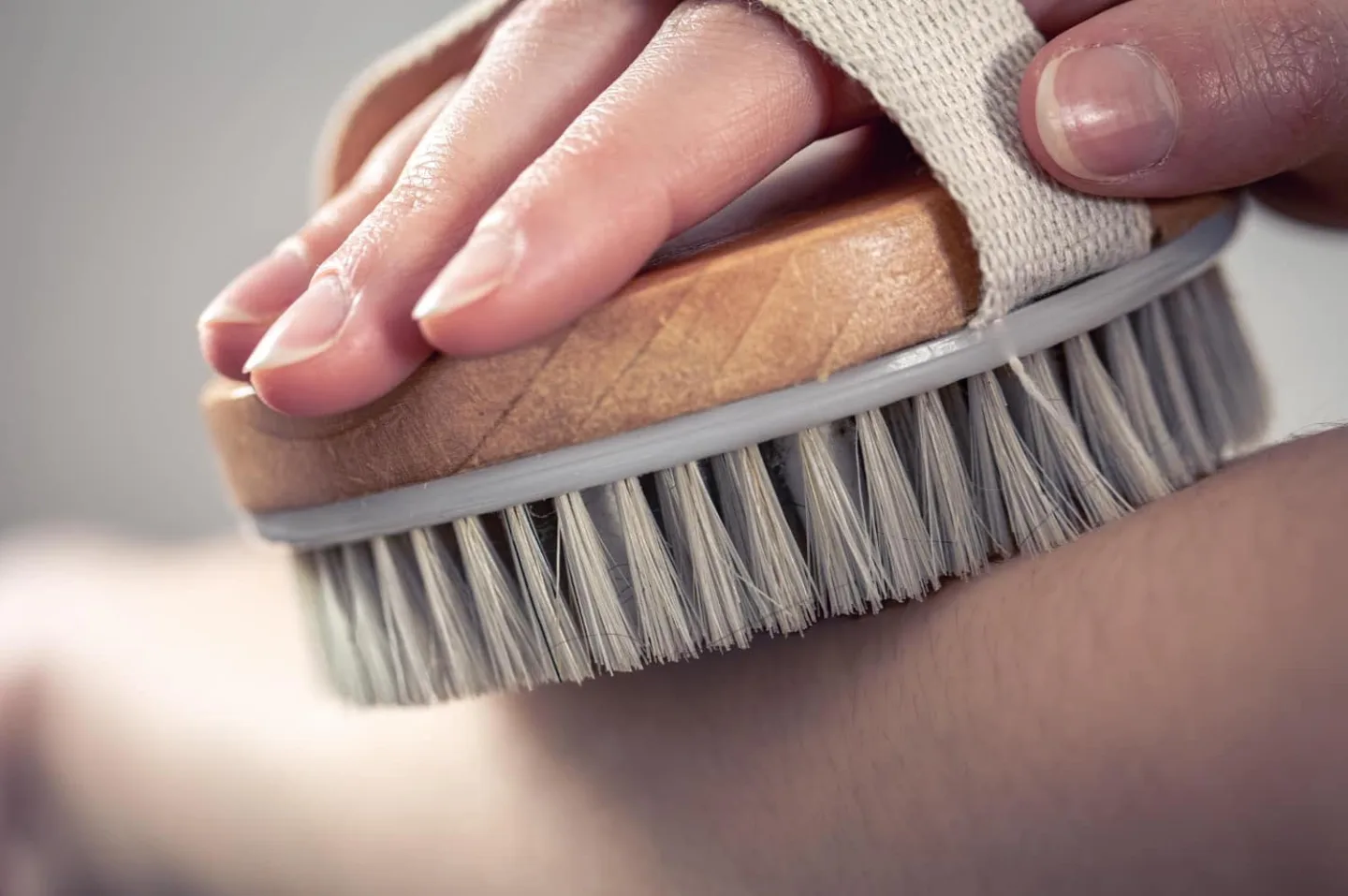 Exfoliación de la piel cepillado en seco