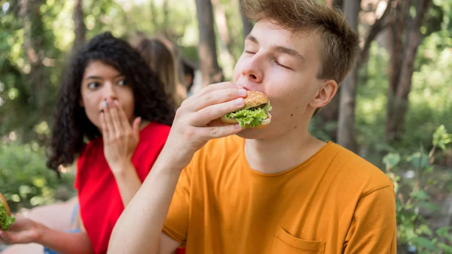 ¿Fomenta una dieta poco saludable el aumento mundial del cáncer entre los jóvenes?