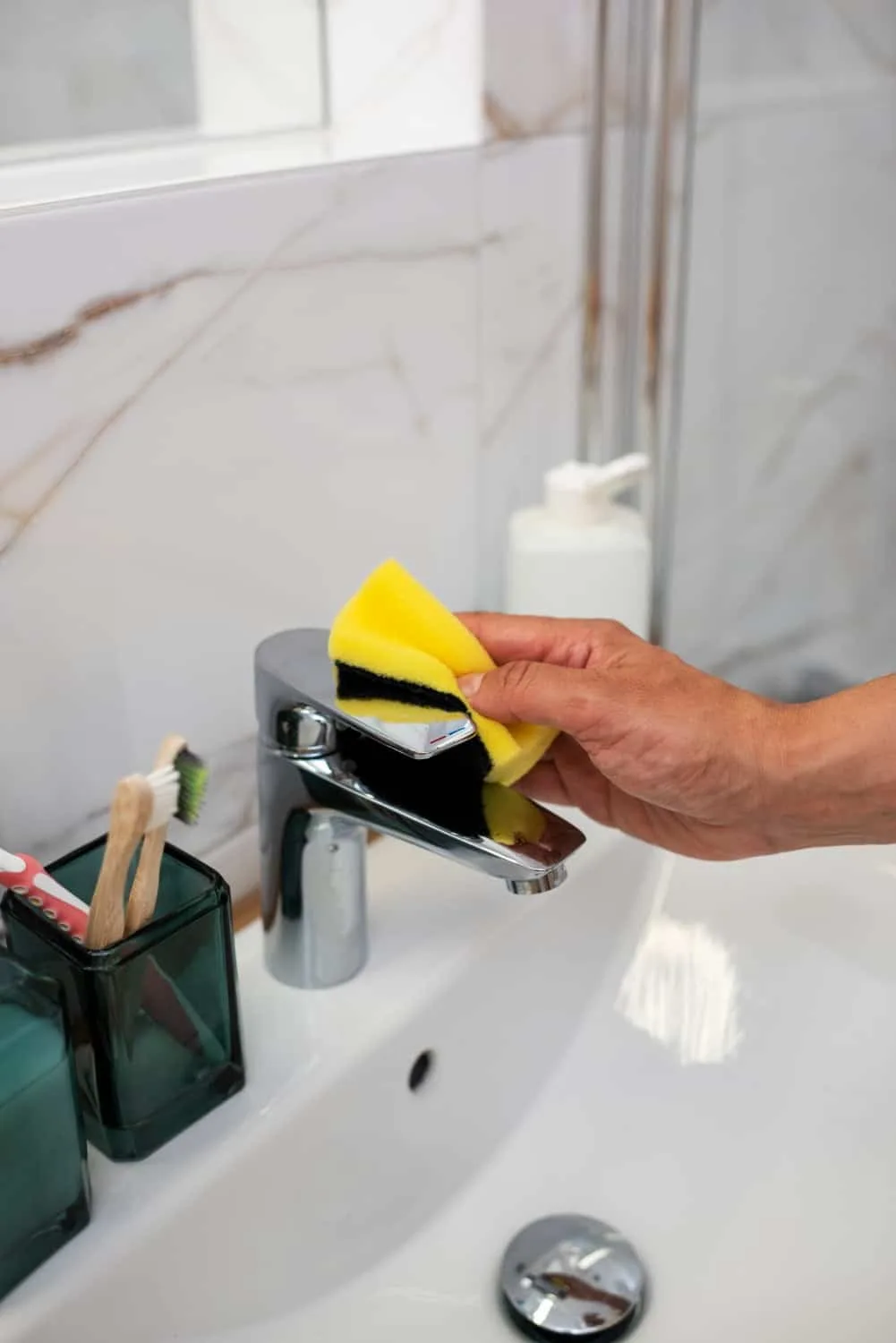lugares más sucios de su baño
