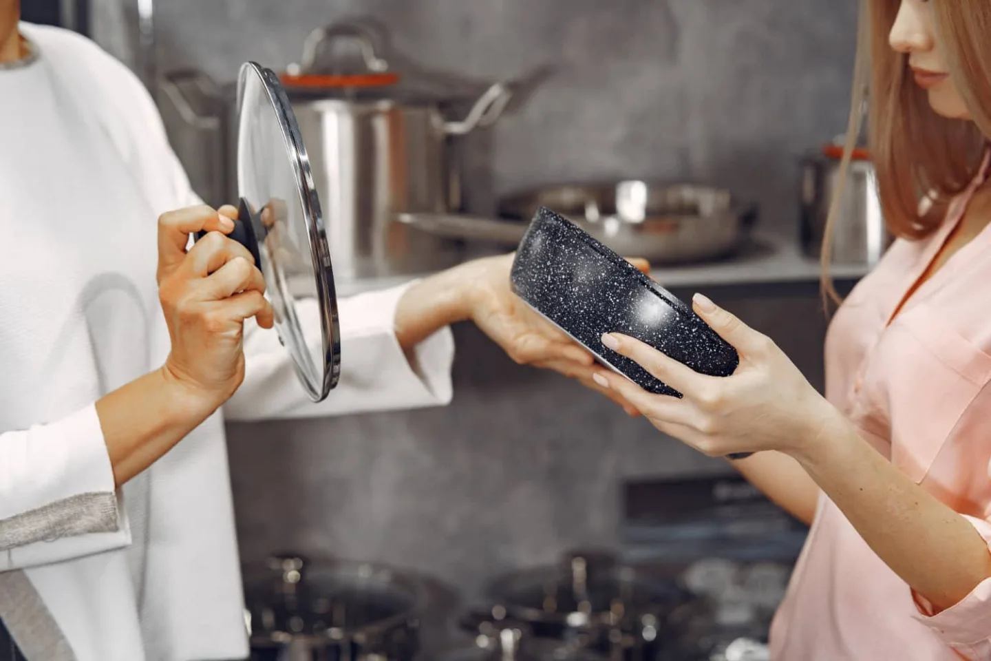 Mujer elige utensilios de cocina
