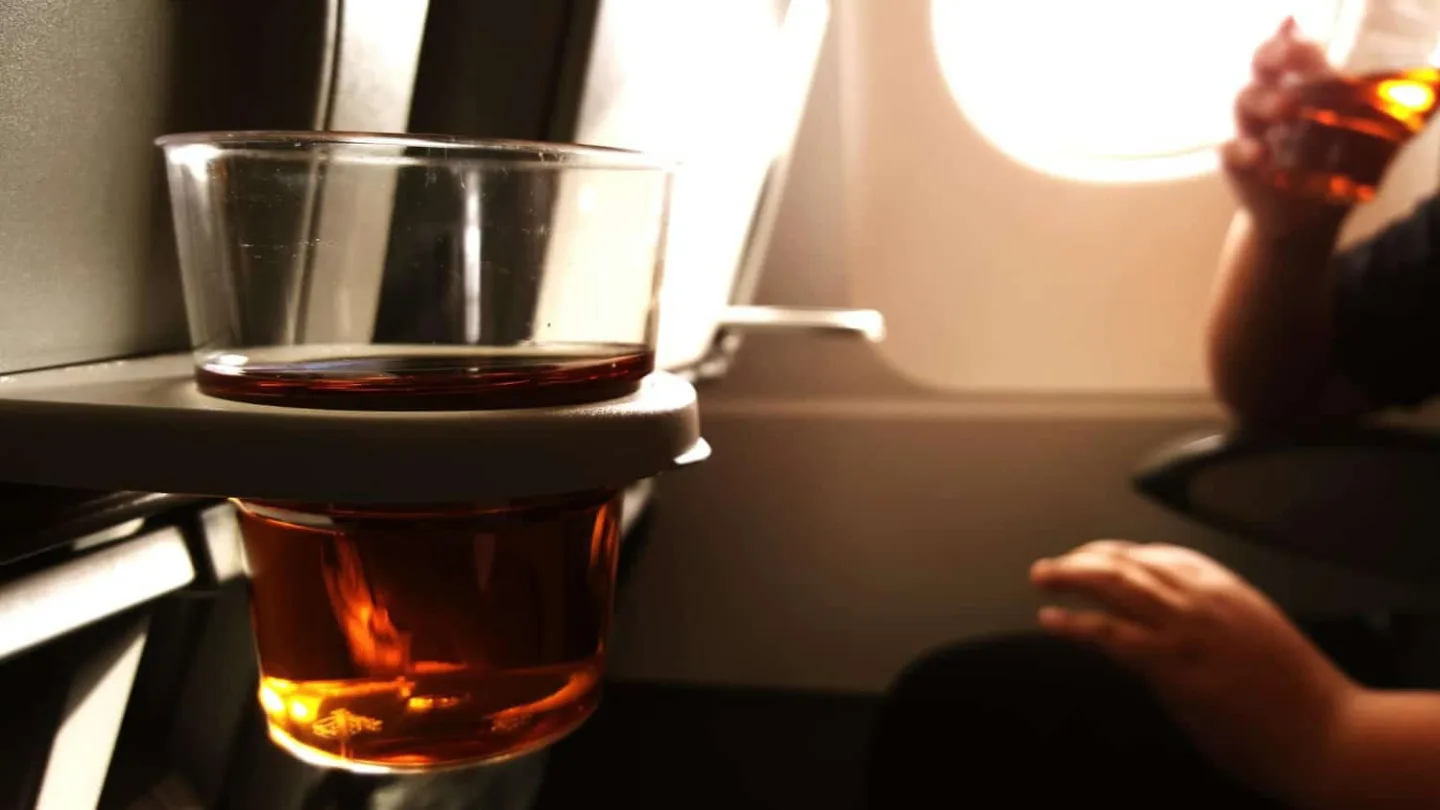 Por qué deberías evitar beber alcohol durante un vuelo