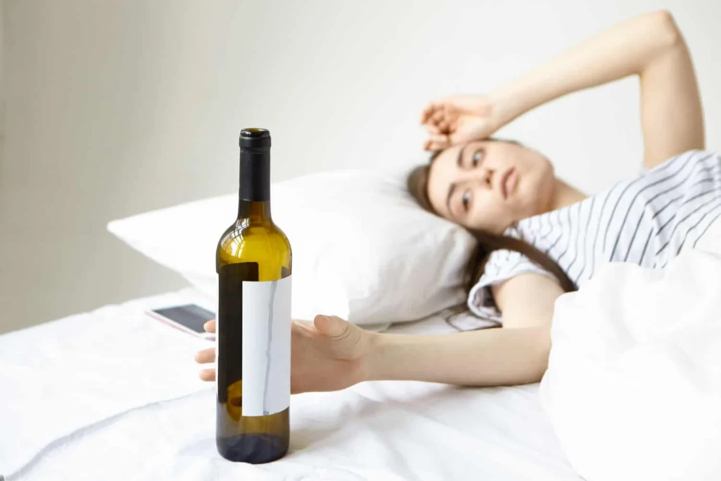 ¿Por qué el alcohol cansa pero impide dormir bien?