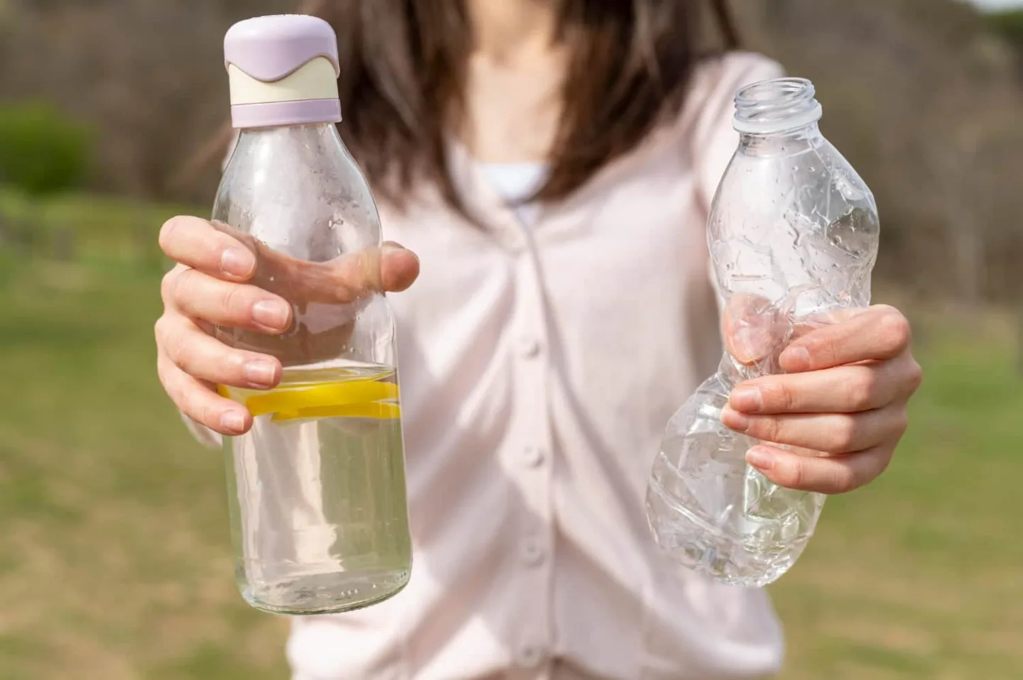 ¿Por qué nunca debes reutilizar botellas de plástico?