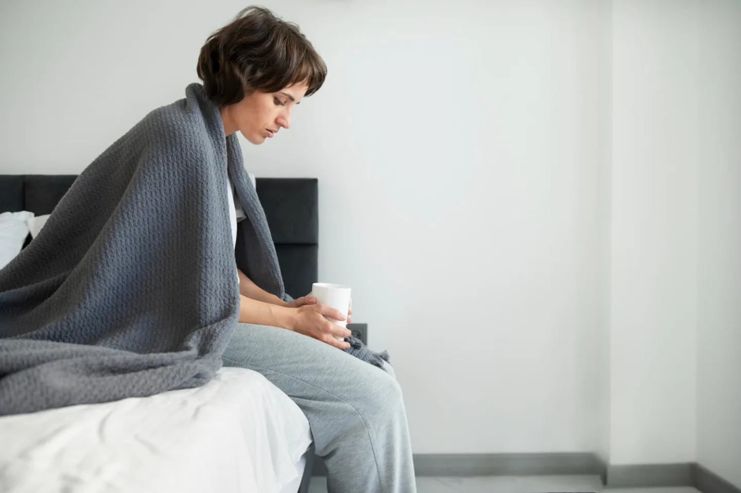 Síntomas que Confunden con la Diabetes de Tipo 2 y Cómo IdentificarlosIdentificar los síntomas que se parecen a los de la diabetes de tipo 2 puede marcar la diferencia en tu salud. Muchas personas no saben que ciertos signos pueden ser una alerta temprana de problemas más serios. Si tienes sed constante, fatiga o visión borrosa, estos podrían ser indicativos. Reconocer estos síntomas a tiempo es clave para un diagnóstico adecuado. En este artículo, exploraremos los signos más comunes y por qué es esencial actuar rápidamente. A medida que avanzamos, descubrirás cómo prevenir complicaciones y mejorar tu bienestar general. Recuerda, estar informado es el primer paso hacia una vida más saludable. Síntomas comunes de la diabetes de tipo 2 La diabetes de tipo 2 puede manifestarse de diversas maneras, y reconocer sus síntomas es crucial para tomar acción a tiempo. Estos síntomas son señales de que el cuerpo está luchando por manejar los niveles de azúcar en sangre. A continuación, exploraremos los síntomas más comunes. Aumento de la sed y la micción Cuando los niveles de azúcar en sangre son demasiado altos, los riñones trabajan en exceso para eliminar ese exceso de glucosa. Esto provoca que el cuerpo produzca más orina. ¿Alguna vez te has sentido con sed incontrolable? Esa es una de las pistas más claras. La sensación constante de sed puede llevar a beber grandes cantidades de agua, y a su vez, esto causa una necesidad frecuente de orinar. Es como una rueda que sigue girando. Fatiga inexplicada ¿Te sientes cansado incluso después de una buena noche de sueño? La diabetes tipo 2 puede ser la razón. Cuando la insulina no funciona correctamente, las células no pueden absorber el azúcar de manera efectiva. Esto lleva a una falta de energía. La fatiga puede convertirse en tu compañero diario, y te deja preguntándote por qué tan simple actividad se siente agotadora. Es como intentar correr con un motor que no arranca. Pérdida de peso no intencionada ¿Sabías que la pérdida de peso inesperada también puede ser un síntoma de diabetes? Aunque puede parecer sorprendente, la diabetes tipo 2 puede causar que el cuerpo queme músculo y grasa para obtener energía. Esto sucede porque, a pesar de tener un suministro abundante de glucosa en la sangre, las células no pueden acceder a ella. Tu cuerpo, al no poder utilizar el azúcar, comienza a buscar otras fuentes de energía. Visión borrosa Otro síntoma que debes tener en cuenta es la visión borrosa. Esto ocurre porque los altos niveles de glucosa pueden afectar el líquido en los ojos. La falta de claridad visual puede ser un signo de advertencia. Puedes sentirte como si estuvieras viendo a través de un cristal empañado. Pero no subestimes esto, ya que puede indicar que tus niveles de azúcar no están controlados. Infecciones frecuentes ¿Te has dado cuenta de que te enfermas más a menudo? La diabetes tipo 2 puede debilitar el sistema inmunológico. Esto significa que es más fácil que tu cuerpo sea vulnerable a infecciones. Desde infecciones en la piel hasta problemas más serios, los diabéticos deben estar alertas. Un simple corte puede convertirse en un problema mayor si no eres cuidadoso. Reconocer estos síntomas es el primer paso para manejar la diabetes de tipo 2. Escuchar a tu cuerpo y actuar puede ayudarte a mantenerte saludable y prevenir complicaciones. Síntomas que pueden confundirse con la diabetes de tipo 2 A menudo, los síntomas de la diabetes tipo 2 se pueden confundir con otras condiciones de salud. Esto puede dificultar un diagnóstico preciso y un tratamiento adecuado. A continuación, exploraremos algunos trastornos y condiciones que presentan síntomas similares a los de la diabetes tipo 2. Síndrome de Cushing El síndrome de Cushing es causado por niveles altos de cortisol en el cuerpo. Este desequilibrio hormonal puede provocar síntomas que se asemejan a los de la diabetes. Algunos de estos síntomas incluyen: * Aumento de peso: Principalmente en la parte superior del cuerpo. * Fatiga: Una sensación constante de cansancio. * Sed excesiva: Similar a la que experimentan los diabéticos. * Cambios en la piel: Como moretones fáciles y acné. Estas señales pueden hacer que las personas piensen que están enfrentando diabetes tipo 2. Es crucial consultar a un médico si experimentas estos síntomas. Hipertiroidismo El hipertiroidismo ocurre cuando la tiroides produce demasiadas hormonas. Esto puede afectar el metabolismo y causar varios síntomas, entre ellos: * Pérdida de peso: A pesar de tener un apetito normal o elevado. * Aumento del ritmo cardíaco: Puede ser una señal de alerta. * Temblores en las manos: Que pueden confundirse con nerviosismo. * Fatiga: Aunque a menudo se presenta de una manera diferente que en diabetes. Estos síntomas pueden ser similares a los de la diabetes, especialmente en personas que luchan por entender su salud. Trastornos alimentarios Los trastornos alimentarios, como la bulimia, pueden crear síntomas parecidos a los de la diabetes tipo 2. Por ejemplo: * Fluctuaciones de peso: Pueden ser drásticas y rápidas. * Problemas digestivos: Como el estreñimiento o diarrea. * Deshidratación: Debido a purgas o restricciones dietéticas. Es vital reconocer que estos trastornos no solo afectan la salud física, sino que también tienen un gran impacto emocional. La búsqueda de ayuda es fundamental si se enfrenta a esto. Apnea del sueño La apnea del sueño es un trastorno que interrumpe la respiración durante el sueño. Los síntomas más comunes incluyen: * Fatiga extrema durante el día: A pesar de dormir las horas necesarias. * Despertar con dolor de cabeza: Una señal de una mala calidad de sueño. * Problemas de concentración: Que pueden llevar a confusiones en el día a día. La fatiga provocada por la apnea del sueño puede parecerse a la que experimentan quienes tienen diabetes, lo que puede llevar a errores en el diagnóstico. Efectos secundarios de medicamentos Algunos medicamentos pueden causar efectos secundarios que imitan los síntomas de la diabetes tipo 2. Por ejemplo: * Esteroides: Pueden causar aumento de peso y cambios en los niveles de azúcar en la sangre. * Antidepresivos: A veces provocan aumento del apetito y cambios en el peso. * Antihipertensivos: Pueden ocasionar fatiga y confusión. Es esencial hablar con un médico sobre cualquier medicamento que se esté tomando y sus posibles efectos. Esto puede ayudar a identificar la causa de los síntomas y elegir el tratamiento adecuado. Importancia del diagnóstico médico Detectar la diabetes a tiempo puede cambiar la vida de una persona. Un diagnóstico médico adecuado es esencial para recibir el tratamiento adecuado. A veces, los síntomas pueden parecerse a otras condiciones, por lo que es fundamental que un médico realice una evaluación exhaustiva. Pruebas de glucosa Las pruebas de glucosa son fundamentales para diagnosticar la diabetes. Existen varias pruebas que puedes realizar, y aquí te explicamos algunas: * Prueba de glucosa en ayunas: Esta prueba mide la glucosa en la sangre después de no comer durante al menos 8 horas. Un nivel de 126 mg/dL o más indica diabetes. * Prueba de tolerancia a la glucosa: Se mide la glucosa en sangre después de ayunar y luego nuevamente dos horas después de beber una bebida azucarada. Si los niveles son 200 mg/dL o más dos horas después, puedes tener diabetes. * Hemoglobina A1c: Esta prueba muestra el promedio de niveles de glucosa durante los últimos 2-3 meses. Un resultado de 6.5% o más también indica diabetes. Cada prueba tiene su propósito y se usa en diferentes situaciones. Por lo tanto, es importante discutir con tu médico cuál es la adecuada según tus síntomas y antecedentes familiares. Evaluación de síntomas Cuando visitas a un médico, es clave que evalúe tus síntomas en relación con la diabetes. ¿Te sientes siempre cansado? ¿Tienes sed constante o necesitas orinar con frecuencia? Estas son señales que un médico no pasará por alto. El proceso de evaluación suele incluir: 1. Revisión médica completa: El médico revisará tu historial médico y síntomas actuales. 2. Exámenes físicos: Aquí, se pueden realizar chequeos para identificar signos de diabetes, como problemas en la piel o en los pies. 3. Análisis de síntomas: El médico te hará preguntas específicas sobre tus síntomas para determinar la gravedad. No ignores las señales de tu cuerpo. Si te sientes diferente o notas cambios, consulta a un médico. El diagnóstico temprano puede prevenir complicaciones graves y mejorar tu calidad de vida. Recuerda, tu salud es lo más importante. Prevención y control Tomar medidas para prevenir y controlar la diabetes de tipo 2 no solo es importante, sino que también es completamente posible. Con decisiones diarias y un poco de compromiso, puedes marcar una gran diferencia en tu salud. Aquí te mostramos cómo hacerlo. Estilo de vida saludable La base de la prevención de la diabetes de tipo 2 radica en mantener un estilo de vida saludable. La dieta y el ejercicio juegan papeles cruciales. * Dieta equilibrada: Comer una variedad de alimentos que aporten todos los nutrientes necesarios es clave. Incluye frutas, verduras, granos integrales y proteínas magras. Evita el azúcar y los carbohidratos refinados. Estos alimentos pueden causar picos de azúcar en sangre. * Hidratación: Beber suficiente agua es vital. A veces, el cuerpo confunde la sed con hambre, lo que lleva a comer más de lo necesario. * Ejercicio regular: La actividad física constante ayuda a mantener un peso saludable y mejora la sensibilidad a la insulina. Aquí algunas opciones para incluir en tu rutina: * Caminar 30 minutos al día. * Hacer ejercicios de fuerza dos veces por semana. * Practicar deportes o actividades que disfrutes, como bailar o andar en bicicleta. Mantener un equilibrio entre todos estos elementos te ayudará a vivir de forma más saludable y a reducir el riesgo de desarrollar diabetes tipo 2. ¿Te has puesto metas realistas para incorporar hábitos saludables en tu vida? Es un buen momento para empezar. Chequeos regulares Los chequeos regulares son importantes para la detección temprana de cualquier problema relacionado con la diabetes. No esperes a tener síntomas para visitar al médico. * Exámenes de sangre: Realiza pruebas de glucosa en ayunas y hemoglobina A1c según las recomendaciones de tu doctor. Estos análisis te ayudarán a conocer tus niveles de azúcar en sangre. * Control del peso: Mantener un peso saludable puede ser más fácil con chequeos frecuentes. Tu médico puede ofrecerte asesoría sobre ajustes en tu dieta o actividad física. * Consulta a un especialista: Si tienes antecedentes familiares de diabetes, considera hablar con un endocrinólogo. Ellos pueden ofrecerte orientación adicional. Recuerda que un chequeo puede salvarte de complicaciones a largo plazo. Entonces, ¿cuándo fue tu último examen médico? Es una pregunta que merece la pena reflexionar. Mantente proactivo y cuida de tu salud. Conclusión Reconocer los síntomas que pueden parecerse a los de la diabetes de tipo 2 es crucial para la salud. Estos signos tempranos a menudo pasan desapercibidos y pueden llevar a complicaciones serias si no se abordan. Si notas alguna de estas señales en ti o en alguien cercano, no dudes en consultar a un médico. La prevención es tu mejor aliado. Mantén un estilo de vida saludable y permanece atento a cualquier cambio en tu cuerpo. Síntomas que confunden con la diabetes de tipo 2 y cómo identificarlos
