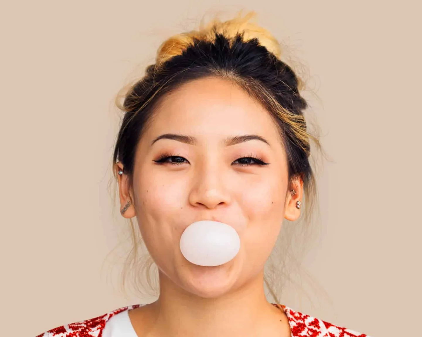 Tragar chicle: ¿Realmente es peligroso o un mito?