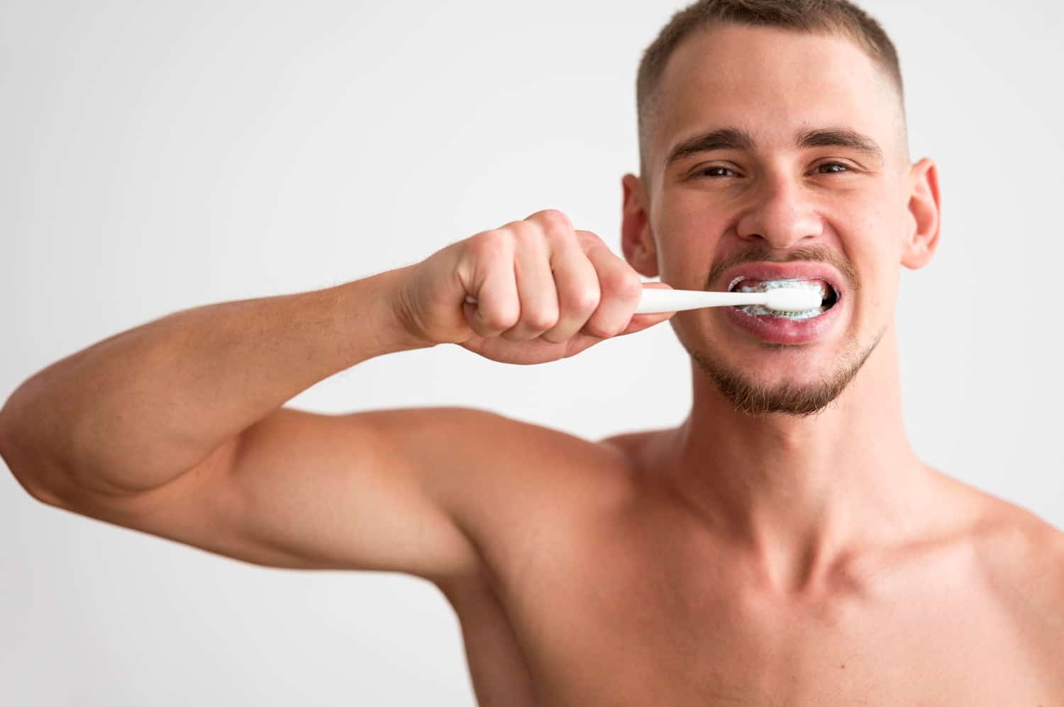 ¿Te cepillas demasiado los dientes?