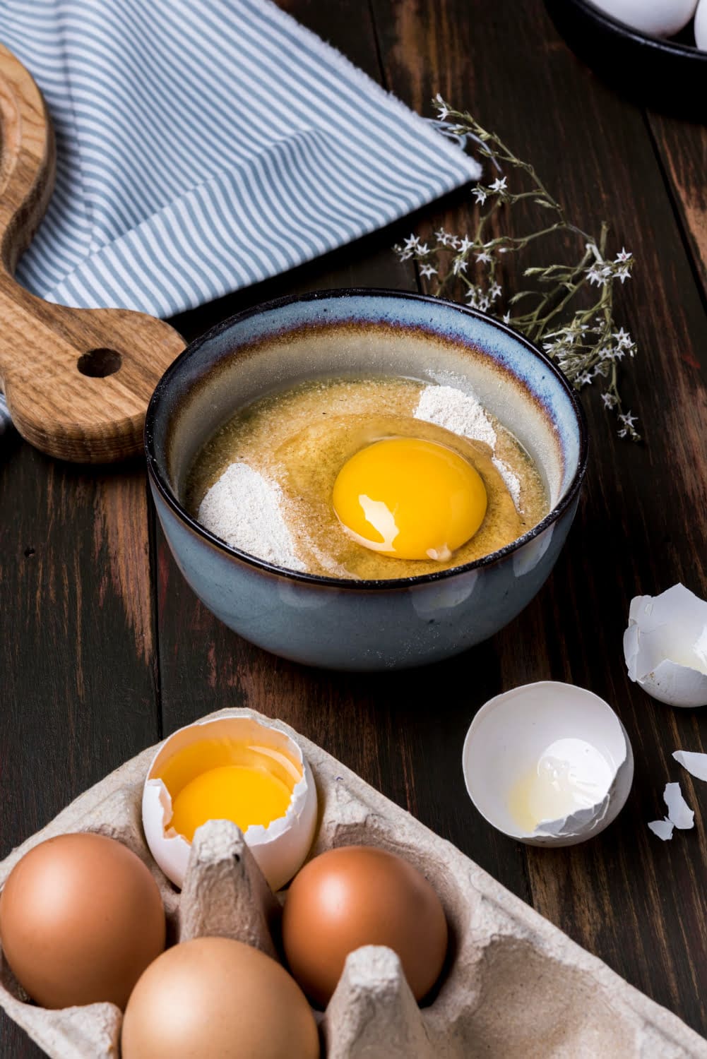 Comer huevos crudos: Beneficios y riesgos