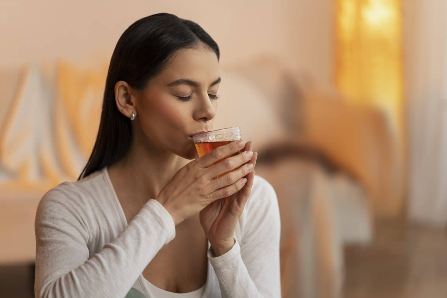 mujer tomando te