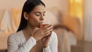 mujer tomando te