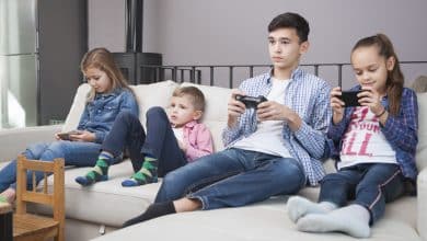 niños jugando videojuegos