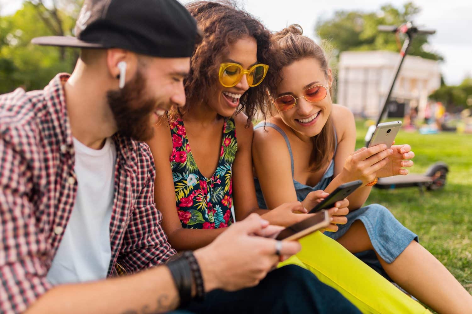 jovenes escuchando musica
