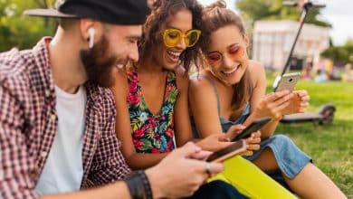 jovenes escuchando musica