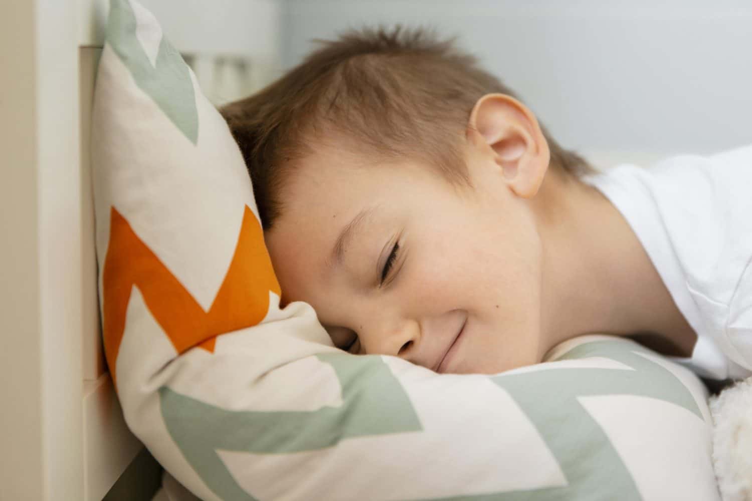 Por qué un niño rechina los dientes dormido