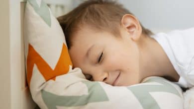 Por qué un niño rechina los dientes dormido