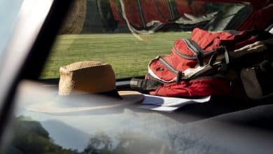 A sus 74 años, vive en su coche por una razón que pocas personas entienden