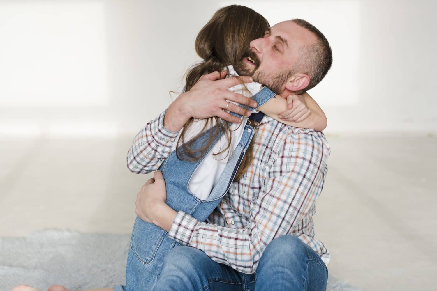 Abrazos que protegen lo que un gesto sencillo puede hacer por tu hijo