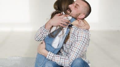 Abrazos que protegen lo que un gesto sencillo puede hacer por tu hijo