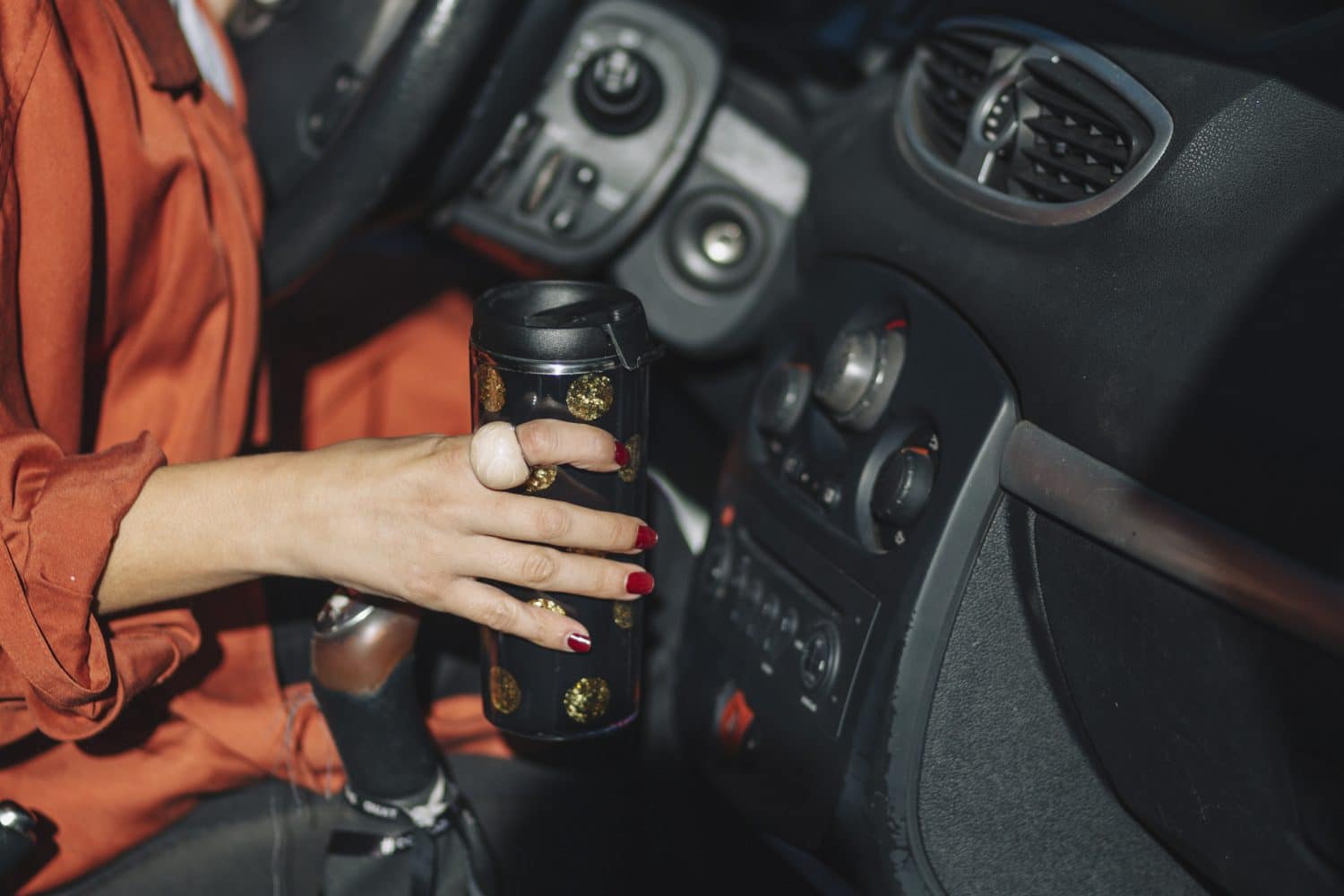 Los riesgos ocultos de llevar una botella de agua en el coche (y olvidarla con calor)
