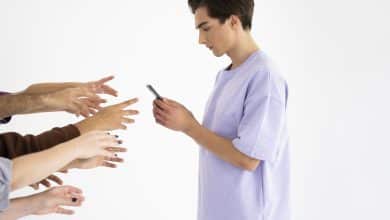 Por qué Internet convierte la participación democrática en una fábrica de emociones cuando el scroll sustituye al pensamiento
