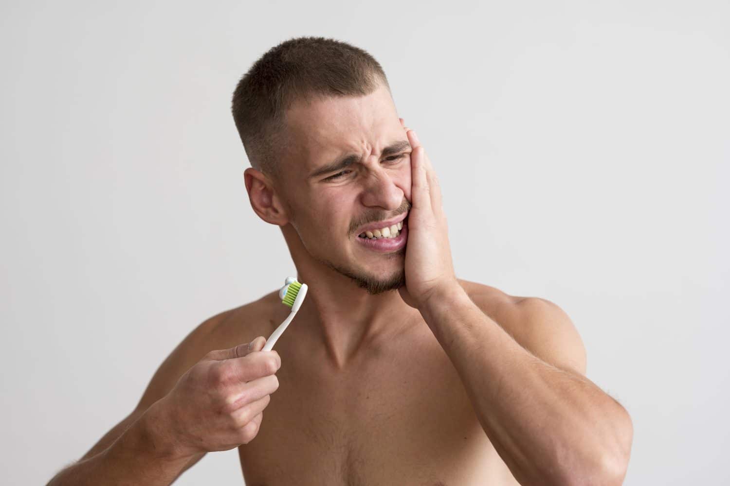 hombre con dientes enfermos