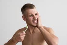 hombre con dientes enfermos