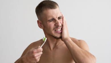 hombre con dientes enfermos
