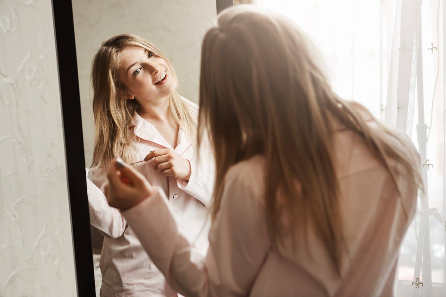 mujer viéndose en el espejo