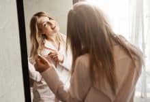 mujer viéndose en el espejo
