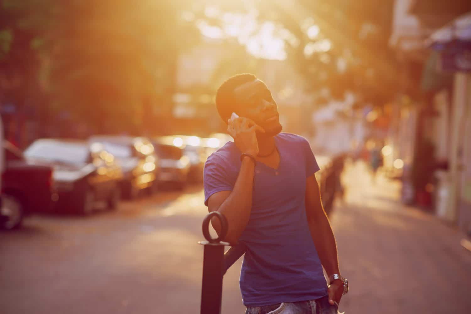 hombre hablando por celular