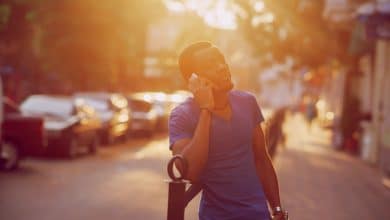 hombre hablando por celular