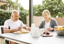 personas de 50 años desayunando