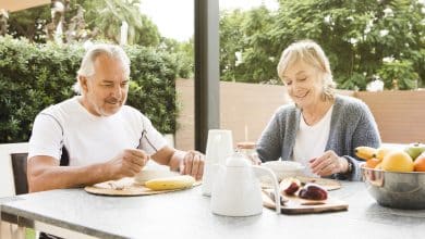 personas de 50 años desayunando