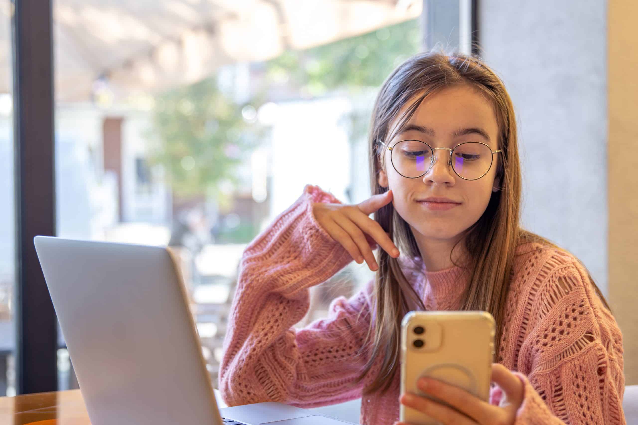 mujer con celular