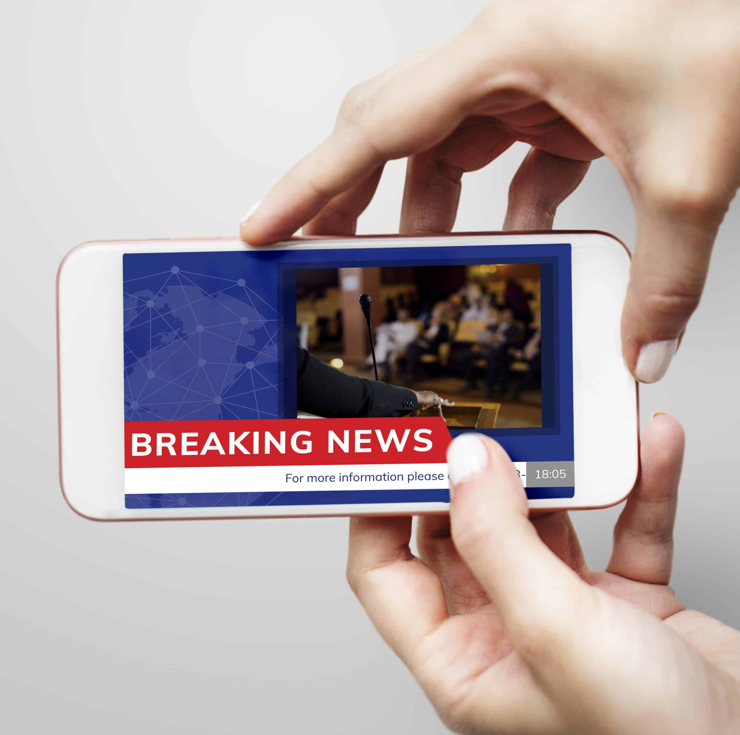 Fake news: la pausa que evita caer en el engaño Un audio de WhatsApp anuncia una supuesta alerta sanitaria. Un video viral muestra a alguien diciendo algo indignante. Antes de que termine el café, el mensaje ya circula por varios grupos y provoca miedo, rabia o entusiasmo. Las fake news no solo afectan a políticos y celebridades. También pueden empujar a una estafa, alterar una decisión de salud, sembrar dudas durante una elección o romper la confianza entre familiares. Aprender a frenar unos minutos antes de creer o reenviar cambia mucho. La verdad sobre las fake news y por qué resultan tan convincentes El término fake news suele usarse para cualquier contenido falso, pero conviene distinguir. La información errónea puede compartirse por equivocación, sin mala intención. La desinformación, en cambio, se crea o difunde para confundir, manipular o sacar provecho de una reacción. Muchas falsedades no parecen disparatadas. Mezclan un dato verdadero con una foto antigua, una cita recortada o una fecha cambiada. Por eso funcionan: ofrecen una historia fácil de entender y difícil de olvidar. Además, solemos aceptar con menos resistencia aquello que confirma una idea previa. Un mensaje que despierta miedo o indignación también invita a compartir sin pensar. Si llega desde un amigo o familiar, la confianza en esa persona puede sustituir, sin querer, la verificación del contenido. En Colombia y otros países hispanohablantes, esto aparece en rumores electorales, falsas alertas sobre tratamientos, capturas manipuladas y fraudes que piden transferencias o códigos de seguridad. La Registraduría Nacional del Estado Civil y el Consejo Nacional Electoral son referencias directas para datos electorales, no una captura sin enlace. Verificar no es una tarea reservada para periodistas. Es una práctica cotidiana, igual que revisar el destinatario antes de enviar un mensaje importante. Las señales que deberían hacerte desconfiar de una publicación Un titular lleno de mayúsculas, signos de exclamación y amenazas urgentes merece una pausa. También deben alertarte los errores ortográficos repetidos, las promesas increíbles y los documentos sin fecha ni autor. La frase "comparte antes de que lo borren" busca acelerar tu reacción. Una cuenta anónima, una cadena de WhatsApp o un audio sin identificación no prueban por sí solos que algo sea falso, pero sí justifican una revisión más cuidadosa. La apariencia tampoco basta. Un logo conocido puede copiarse en minutos y miles de reacciones solo muestran que el contenido se movió rápido. Revisa si el enlace funciona, si redirige a un sitio extraño y si la dirección web imita a un medio real con una letra añadida o cambiada. Colombiacheck advierte señales muy concretas: fuente poco clara, ausencia de confirmación en otros medios y fechas antiguas presentadas como actuales. Es una pista sencilla y útil para no tragarse el anzuelo. Cómo reconocer las fake news con una verificación rápida y eficaz Empieza por leer la publicación completa. El titular puede exagerar, omitir condiciones o convertir una posibilidad en un hecho. Después, revisa quién publica: busca la sección "Acerca de", el nombre del autor, su trayectoria y una forma real de contacto. Luego comprueba la fecha. Un video de una protesta ocurrida hace años puede reaparecer como si retratara un hecho reciente. Ese cambio de contexto basta para fabricar una mentira creíble. Busca el titular o una frase exacta en Google. Contrasta lo que encuentres con varios medios reconocidos, comunicados oficiales o verificadores. El Ministerio de Tecnologías de la Información y las Comunicaciones de Colombia recomienda justamente leer más allá del encabezado, averiguar la fuente y revisar contexto y fecha. También mira la URL con calma. Los sitios que suplantan medios suelen usar dominios parecidos, extensiones poco habituales o combinaciones extrañas de palabras. Si una noticia solo existe en una cadena anónima de WhatsApp, no cita fuentes y nadie independiente la respalda, trátala como sospechosa. Por último, pregúntate qué busca el mensaje. ¿Quiere que tengas miedo, que odies a alguien o que actúes sin comprobar nada? Esa emoción intensa suele ser parte del mecanismo. Para contrastar afirmaciones en español, puedes consultar Colombiacheck [https://colombiacheck.com/], AFP Factual [https://www.afp.com/es/que-es-el-fact-checking], Chequeado, Newtral, Maldita.es y Google Fact Check Explorer. Ninguno reemplaza el juicio propio, pero ayudan a encontrar evidencia y contexto. Cómo comprobar fotos, videos y contenidos creados con inteligencia artificial Una imagen impactante puede venir de otro país o de otro año. Haz una búsqueda inversa con Google Imágenes: pulsa el icono de cámara, sube el archivo o pega su enlace. Así podrás localizar versiones anteriores y saber dónde apareció primero. En un video, observa sombras, reflejos, manos, dientes, textos, labios y movimientos extraños. Sin embargo, ninguna de esas señales demuestra por sí misma un montaje. Las herramientas de inteligencia artificial mejoran, y algunos videos reales también tienen mala calidad. Busca la versión original, revisa la fecha de publicación y confirma si una fuente oficial o un medio serio difundió el mismo material. Para videos de YouTube, YouTube DataViewer de Amnistía Internacional puede ayudar a rastrear la fecha de carga y miniaturas vinculadas. > Una imagen convincente puede ser auténtica y, aun así, contar una historia falsa si se publica fuera de contexto. Los detectores automáticos de contenido generado con inteligencia artificial pueden equivocarse. Úsalos como apoyo, nunca como prueba definitiva. Qué hacer cuando no puedes confirmar si algo es verdadero No encontrar una verificación inmediata no demuestra que la afirmación sea falsa. Solo significa que todavía no hay evidencia suficiente para darla por cierta. En ese momento, la decisión más responsable es no compartir. Guarda el enlace original, pregunta por la fuente concreta y consulta entidades especializadas. Si alguien cercano reenvía el contenido, no hace falta responder con burla o entrar en una discusión impulsiva. Una frase útil es: "No encuentro una fuente confiable que lo confirme, revisémoslo antes de difundirlo". Ante una estafa, una suplantación, una amenaza o información que puede causar daño, denuncia la publicación en la plataforma y acude a la entidad competente. Compartir capturas para advertir a otros puede amplificar el engaño si no explicas que se trata de un fraude. Protegerse de la desinformación también exige cambiar hábitos La defensa frente a las fake news no termina al desmentir una publicación. Conviene seguir medios con estándares editoriales claros, comparar perspectivas y revisar directamente los comunicados de las instituciones. Informarse solo mediante algoritmos o grupos cerrados reduce el contexto. Silencia las cuentas que publican rumores de forma constante. Protege tus datos personales y desconfía de mensajes que piden dinero, contraseñas o códigos de verificación. Antes de reenviar, pasa un filtro breve: quién lo publicó, dónde apareció, cuándo se difundió, por qué se creó y cómo logró volverse viral. Una pausa de pocos minutos reduce las reacciones nacidas del miedo o la rabia. Reconocer una duda a tiempo no es ignorancia, es pensamiento crítico. En conversaciones familiares, redes sociales y grupos de trabajo, compartir menos y verificar mejor es una forma concreta de cuidar a los demás. La verificación empieza antes de pulsar "reenviar" Detenerse antes de compartir protege más que una corrección publicada horas después. Revisar la fuente, la fecha, el contexto de una imagen y la intención del mensaje reduce el alcance de la desinformación. Las fake news aprovechan la velocidad. La verificación aprovecha una decisión sencilla: no dar por cierto aquello que todavía no puedes sostener con pruebas. Convertir esa pausa en hábito diario también mejora la calidad de cada conversación.