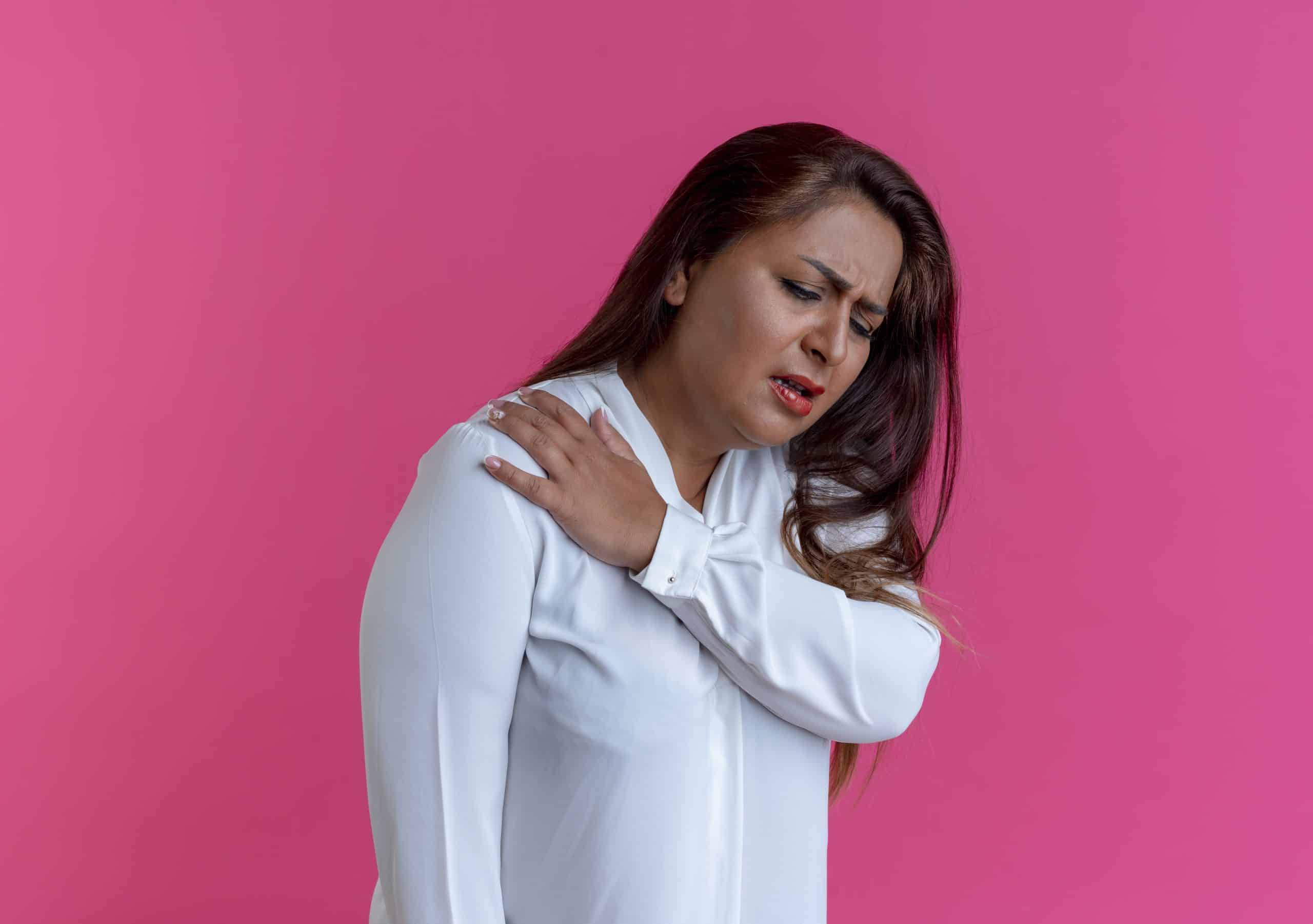 mujer con dolor en los hombros