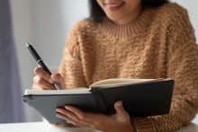 mujer escribiendo