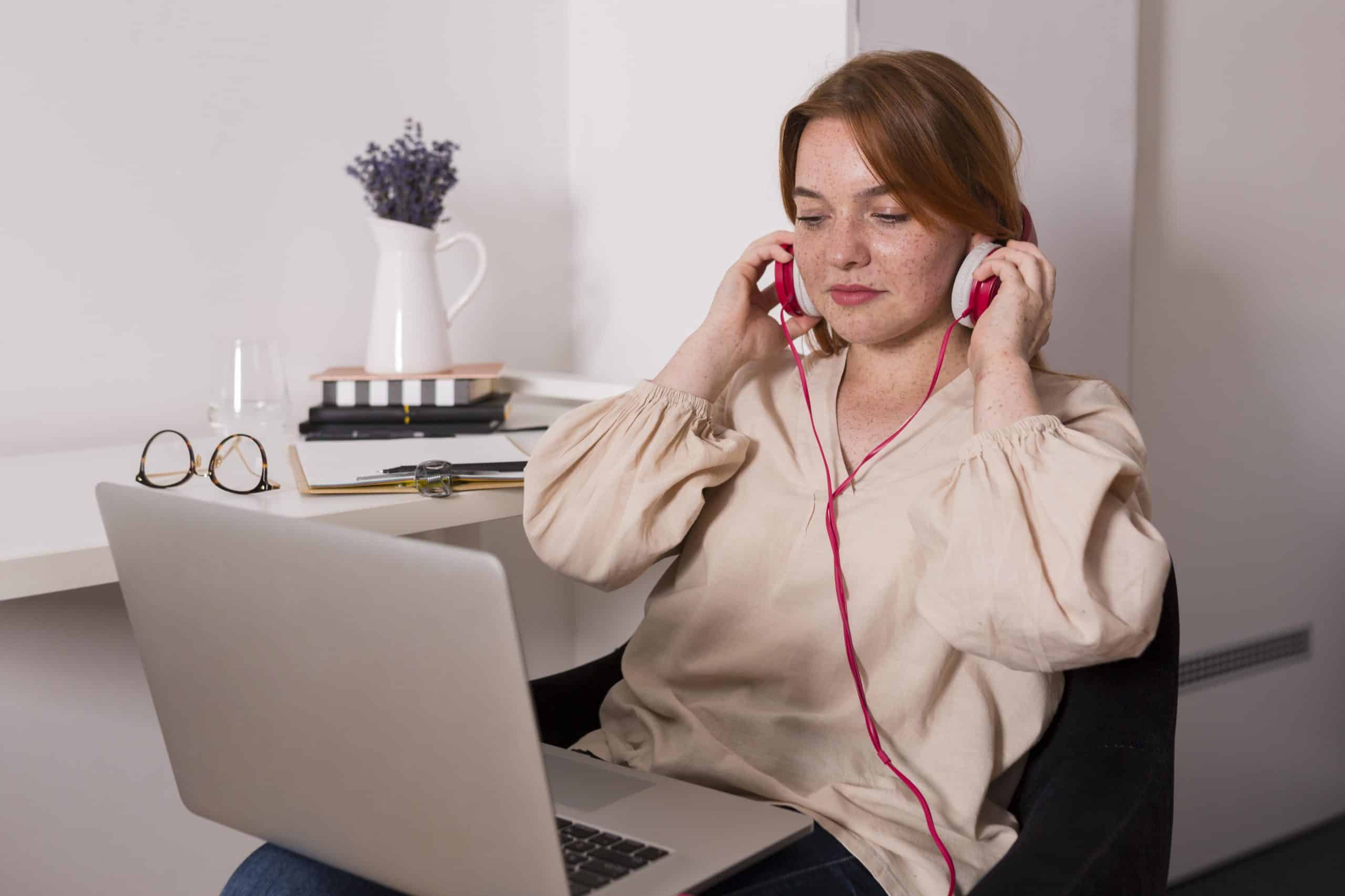 persona trabajando concentrada con audifonos