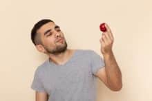 hombre comiendo fruta