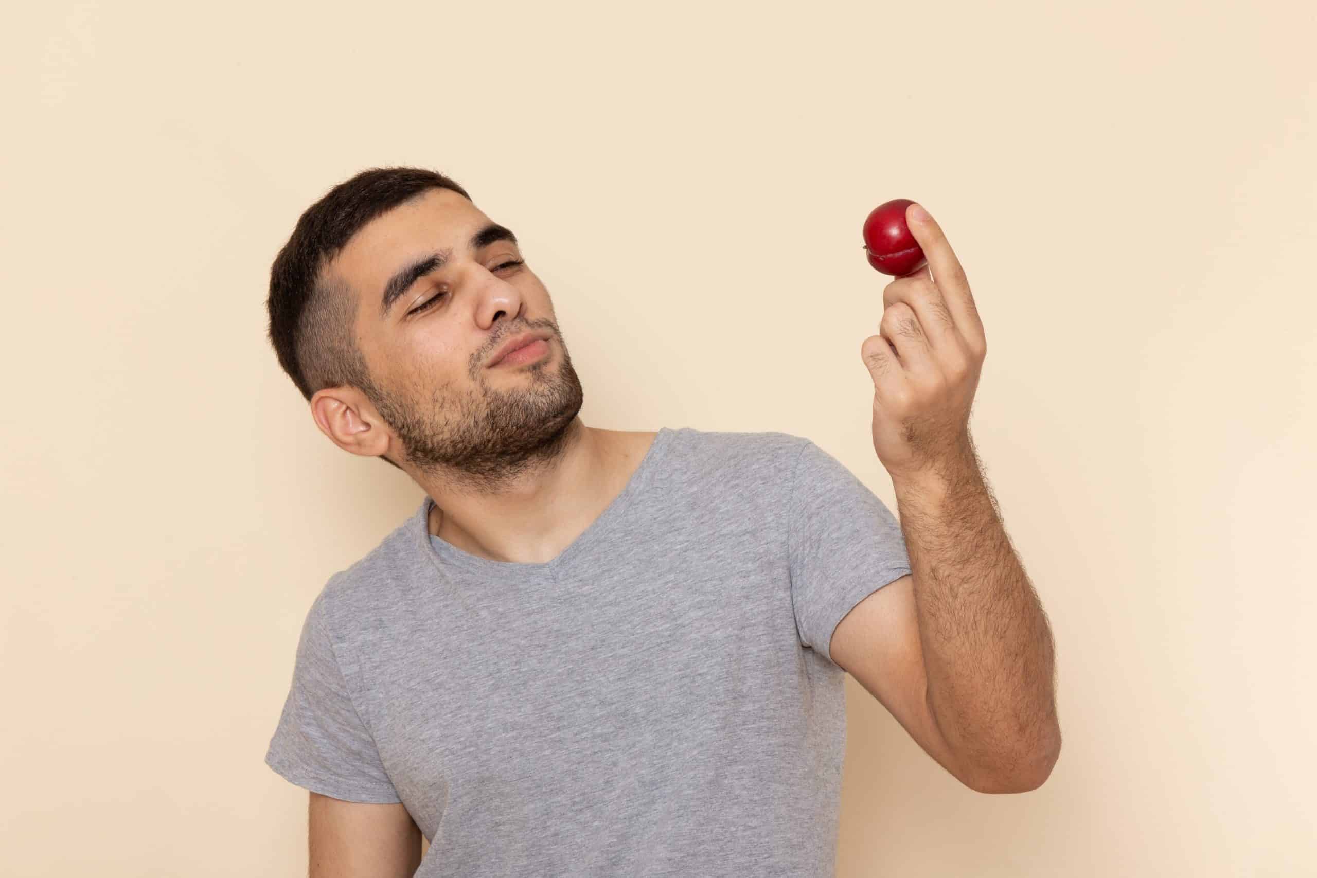 hombre comiendo fruta