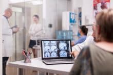 médicos estudian el cerebro