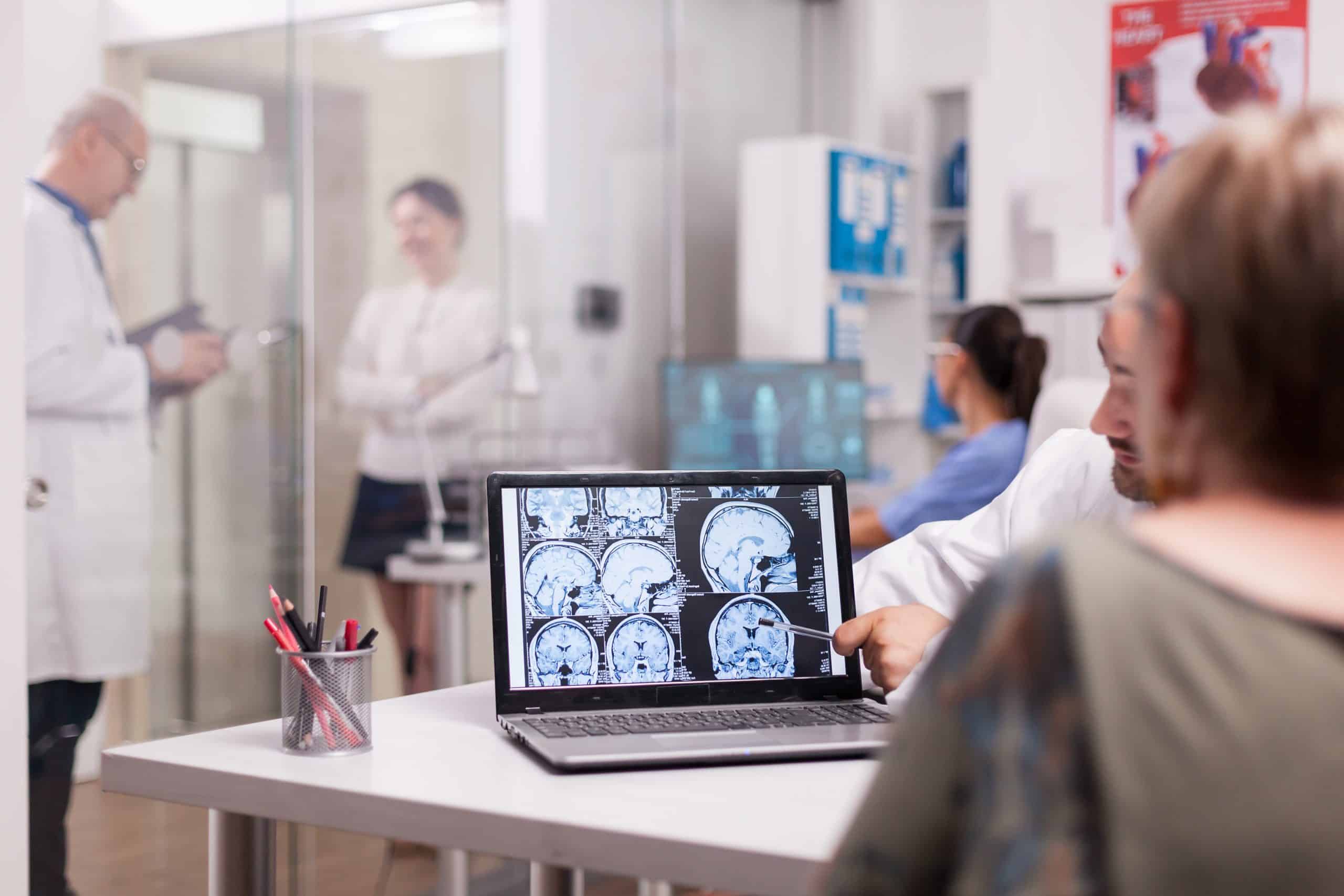 médicos estudian el cerebro
