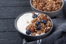 snacks con yogur griego